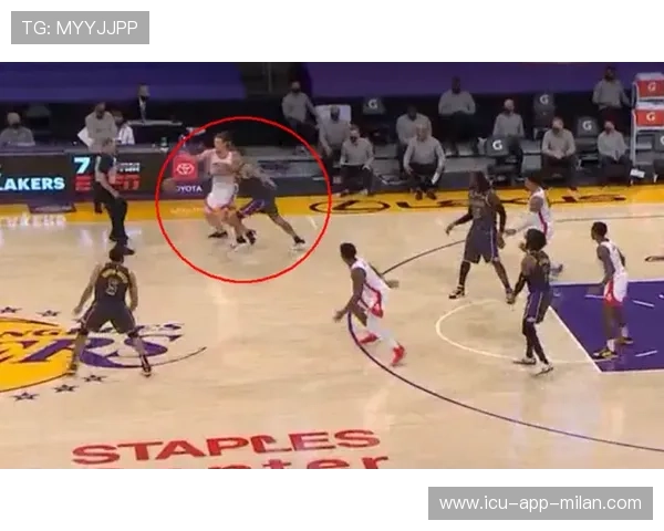 巴萨罗梅乌抢断干脆利落